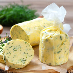 Kräuterbutter mit Dill - zum Grillen, für Steaks, Fisch und frisches Brot