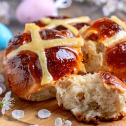 Kreuzbrötchen mit Rosinen auf Sauerteig (Hot Cross Buns)