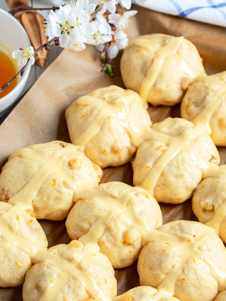 Kreuzbrötchen mit Rosinen auf Sauerteig (Hot Cross Buns)