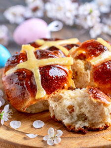 Kreuzbrötchen mit Rosinen auf Sauerteig