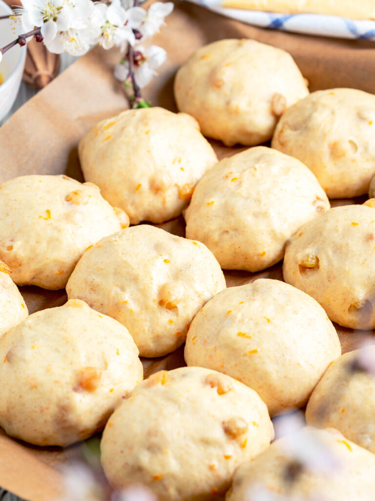 Kreuzbrötchen mit Rosinen auf Sauerteig (Hot Cross Buns)
