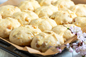 Kreuzbrötchen mit Rosinen auf Sauerteig (Hot Cross Buns)
