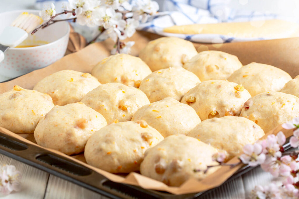 Kreuzbrötchen mit Rosinen auf Sauerteig (Hot Cross Buns)