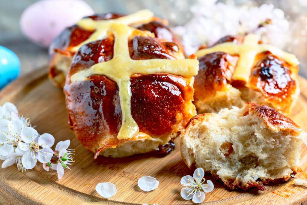 Kreuzbrötchen mit Rosinen auf Sauerteig (Hot Cross Buns)