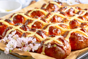 Kreuzbrötchen mit Rosinen auf Sauerteig (Hot Cross Buns)