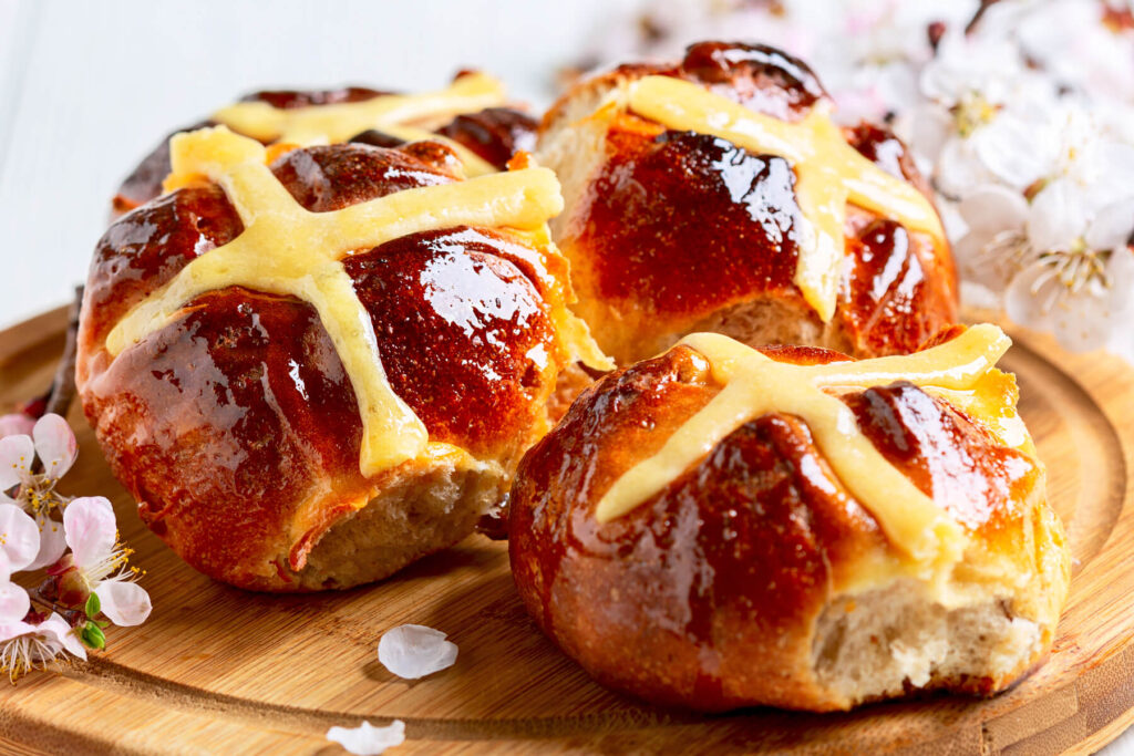 Kreuzbrötchen mit Rosinen auf Sauerteig (Hot Cross Buns)