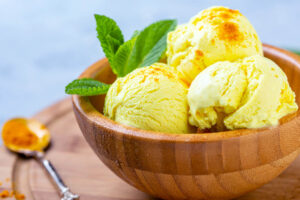 Kurkuma-Eis mit Vanille (ohne Eismaschine)