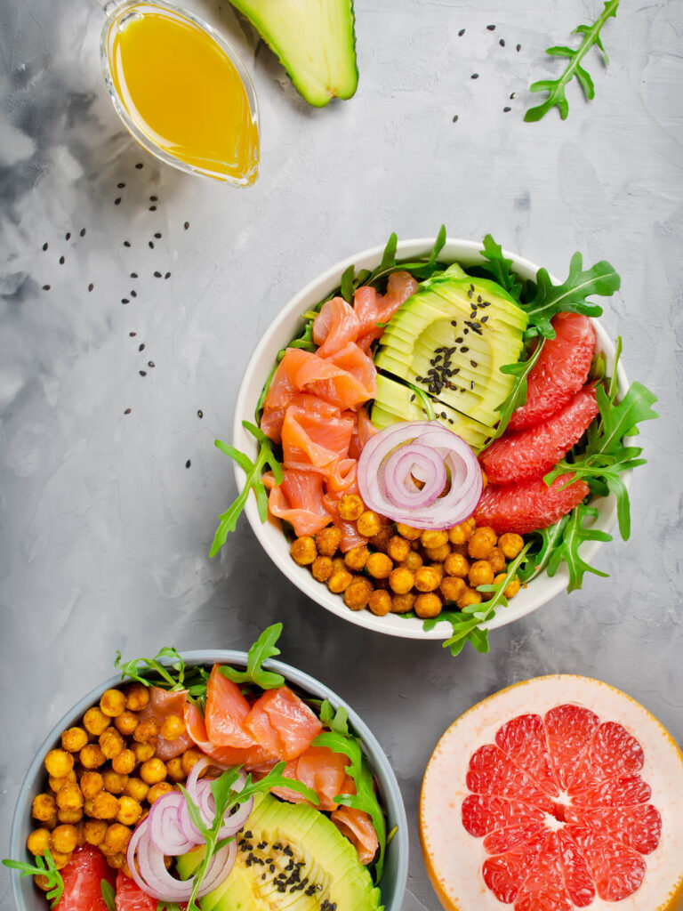 Lachs-Bowl mit Avocado und Kichererbsen