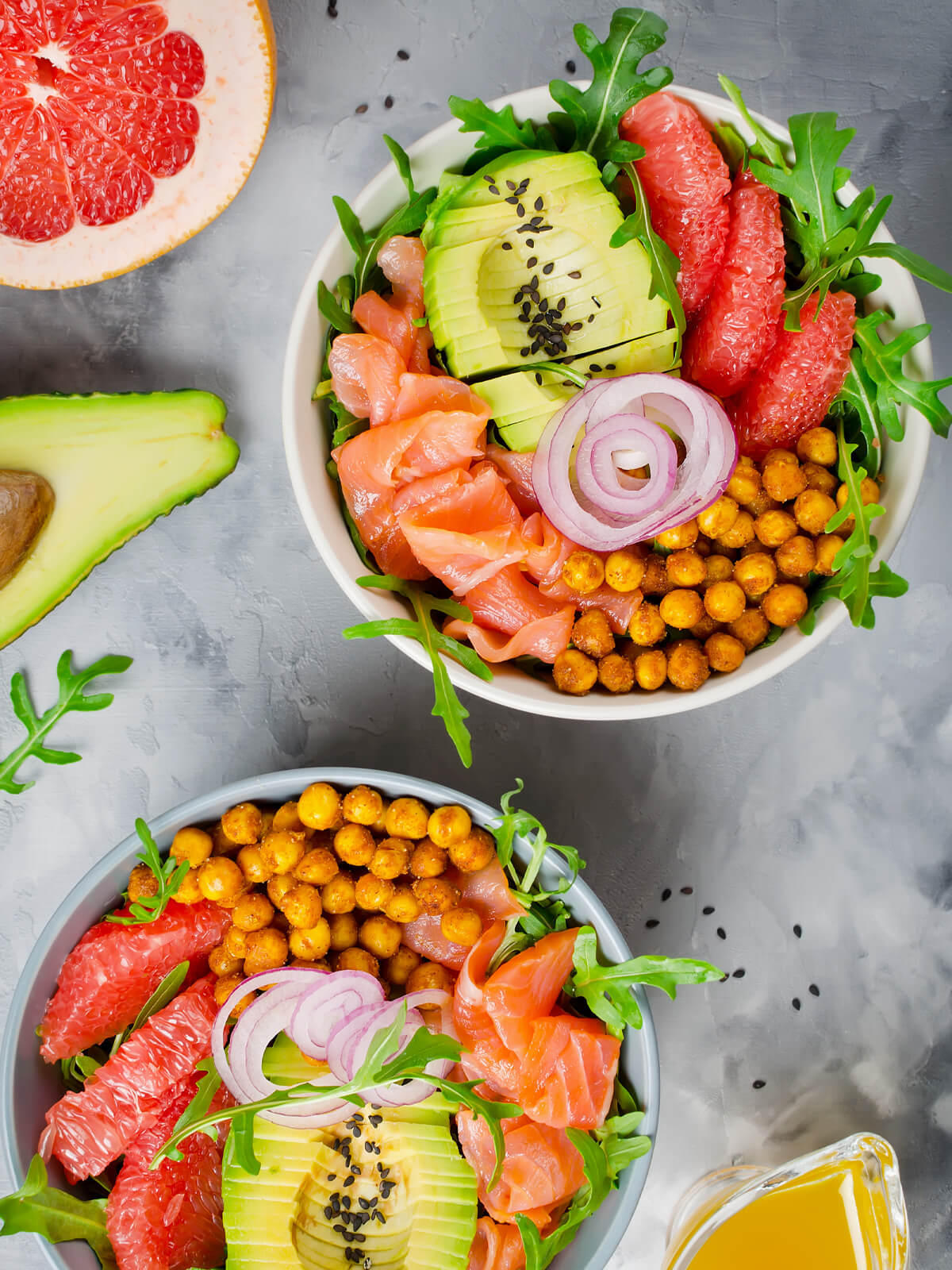 Lachs-Bowl mit Avocado und Kichererbsen