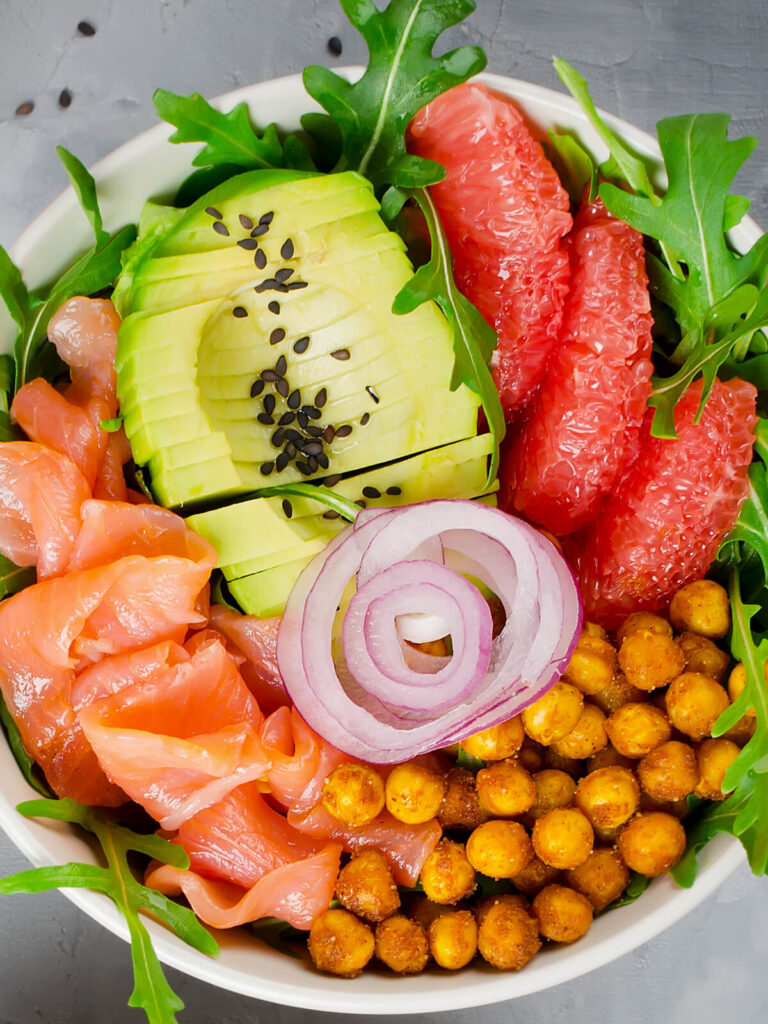 Lachs-Bowl mit Avocado und Kichererbsen