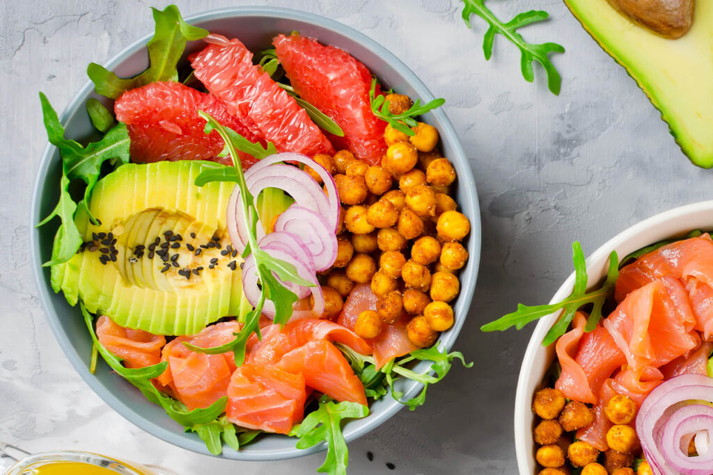 Lachs-Bowl mit Avocado und Kichererbsen
