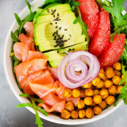 Lachs-Bowl mit Avocado und Kichererbsen