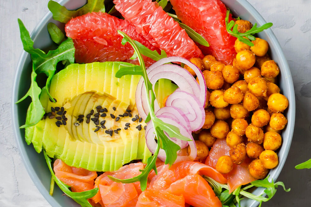 Lachs-Bowl mit Avocado und Kichererbsen