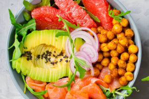 Lachs-Bowl mit Avocado und Kichererbsen