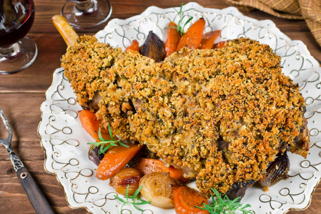 Lammkeule im Ofen mit würziger Kräuterkruste