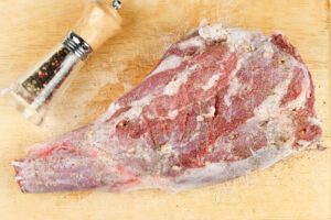 Lammkeule im Ofen mit würziger Kräuterkruste