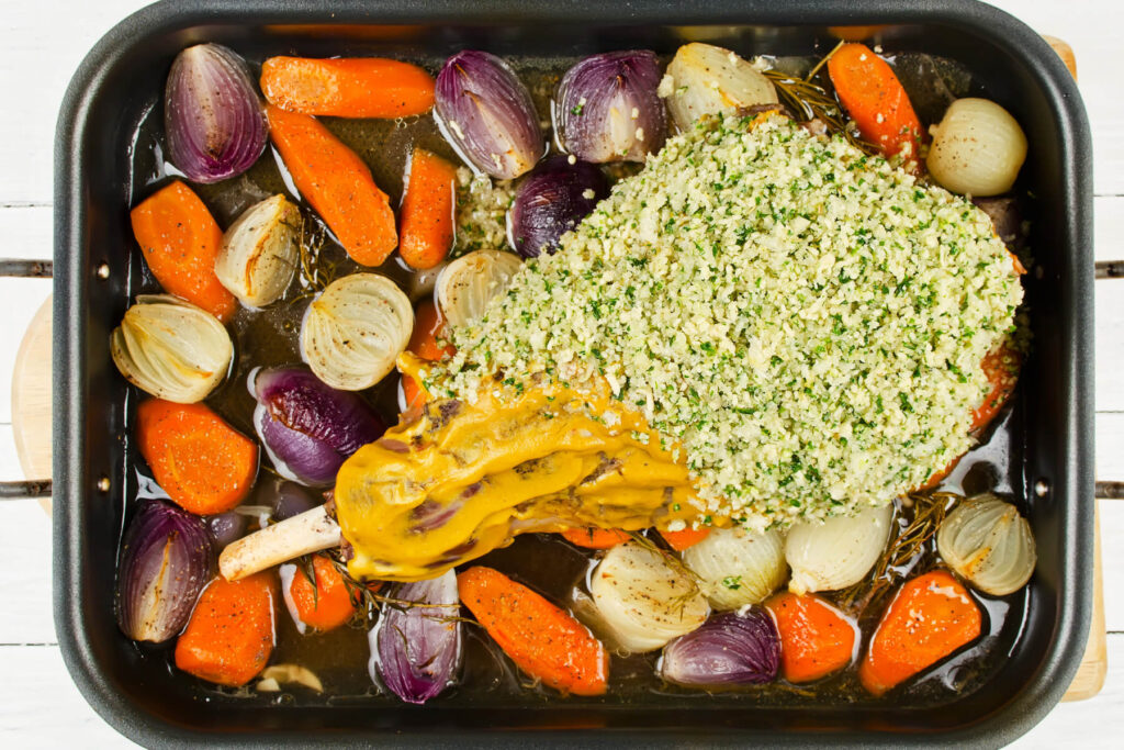 Lammkeule im Ofen mit würziger Kräuterkruste