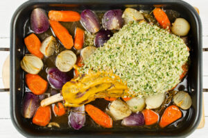 Lammkeule im Ofen mit würziger Kräuterkruste