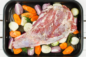 Lammkeule im Ofen mit würziger Kräuterkruste