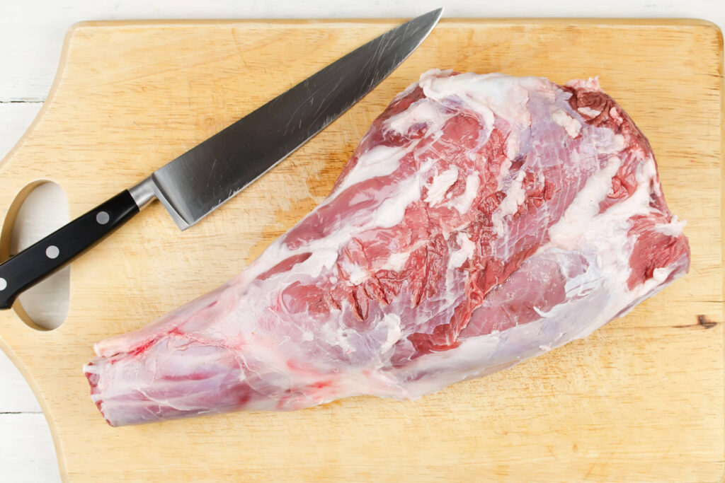 Lammkeule im Ofen mit würziger Kräuterkruste