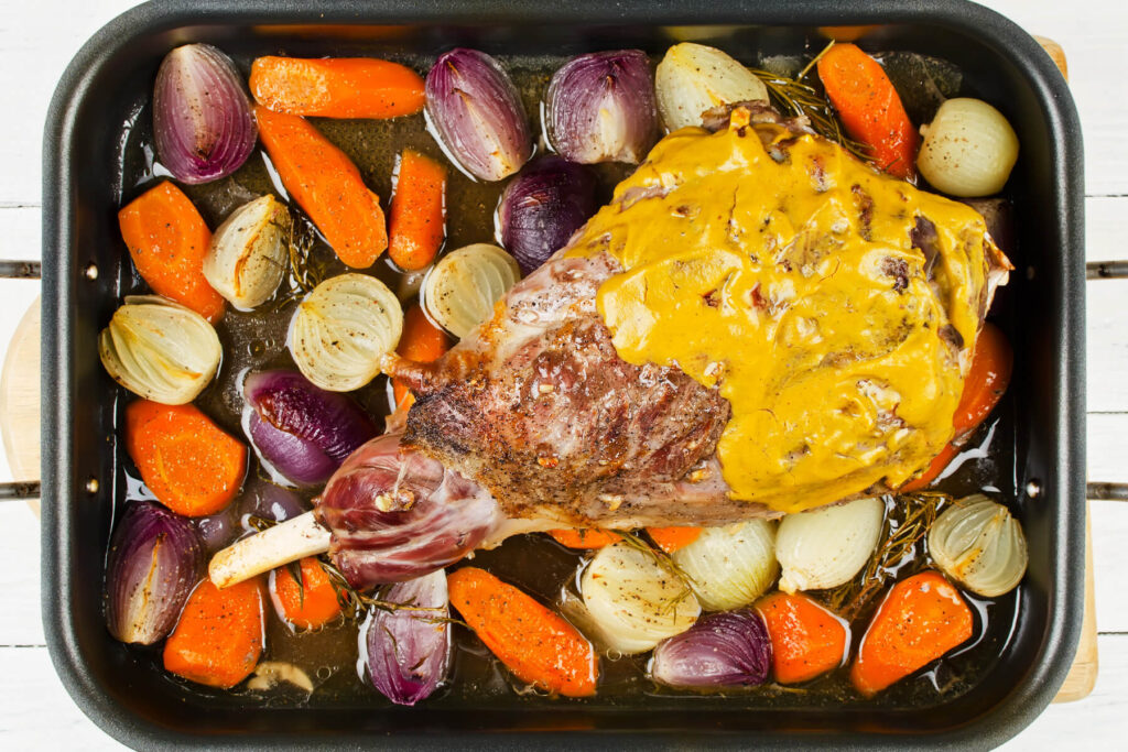 Lammkeule im Ofen mit würziger Kräuterkruste