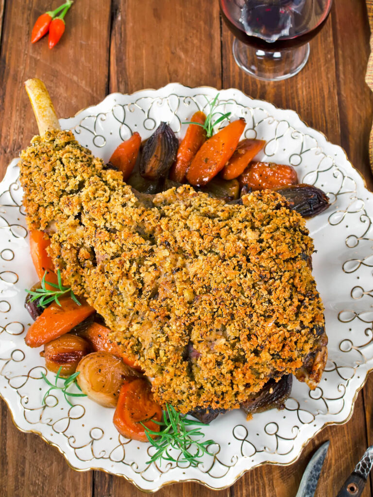 Lammkeule im Ofen mit würziger Kräuterkruste