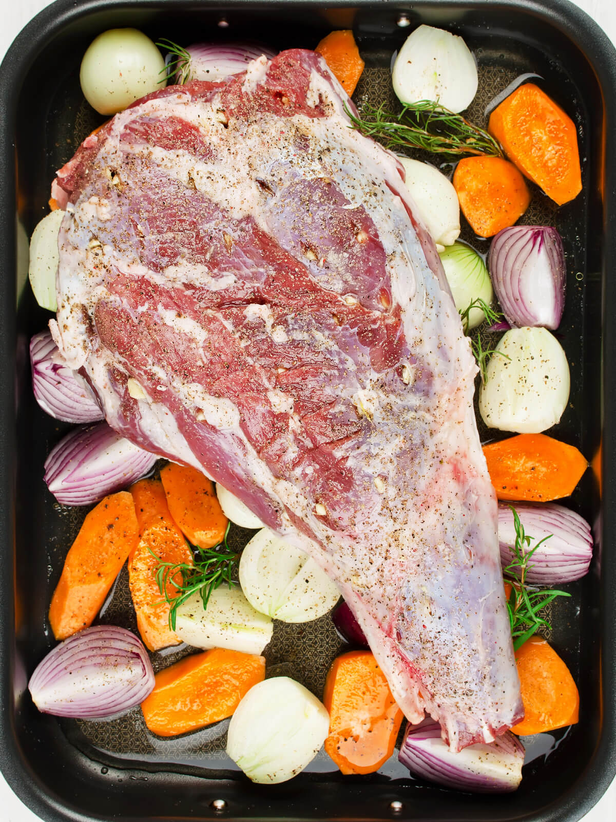 Lammkeule im Ofen mit würziger Kräuterkruste