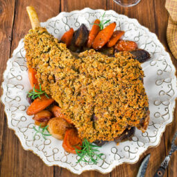 Lammkeule im Ofen mit würziger Kräuterkruste