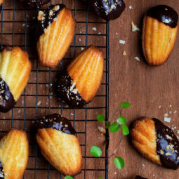 Madeleines mit Schokoladenglasur und Kokosraspeln