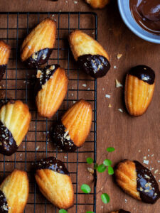 Madeleines mit Schokoladenglasur und Kokosraspeln