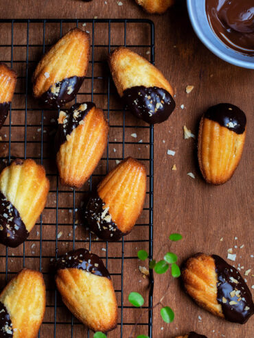 Madeleines mit Schokoladenglasur und Kokosraspeln