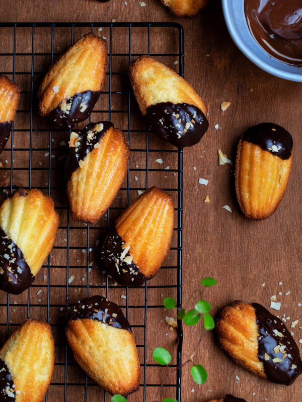 Madeleines mit Schokoladenglasur und Kokosraspeln