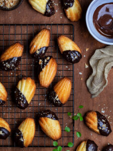 Madeleines mit Schokoladenglasur und Kokosraspeln