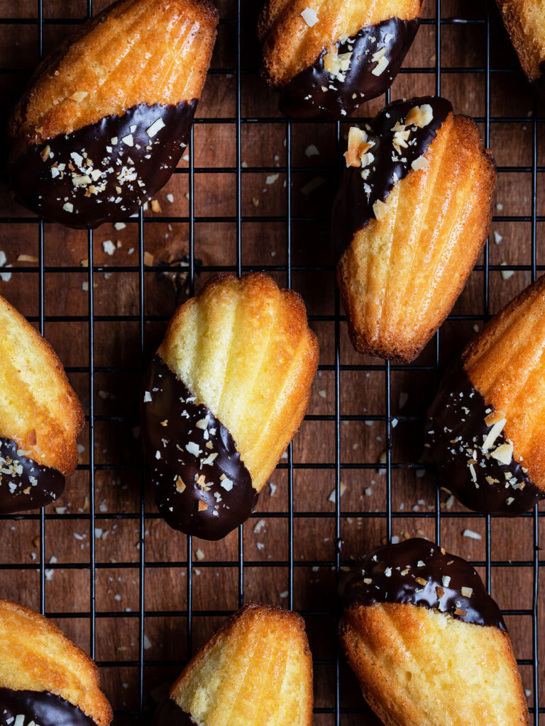 Madeleines mit Schokoladenglasur und Kokosraspeln