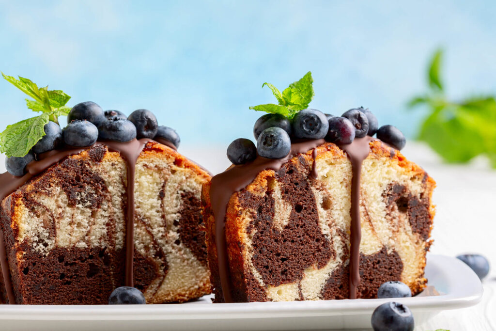 Marmorkuchen mit Schoko-Drip und Blaubeeren