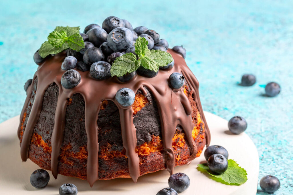 Marmorkuchen mit Schoko-Drip und Blaubeeren