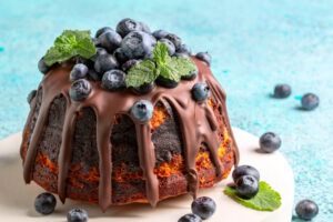 Marmorkuchen mit Schoko-Drip und Blaubeeren
