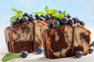 Marmorkuchen mit Schoko-Drip und Blaubeeren