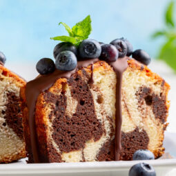 Marmorkuchen mit Schoko-Drip und Blaubeeren