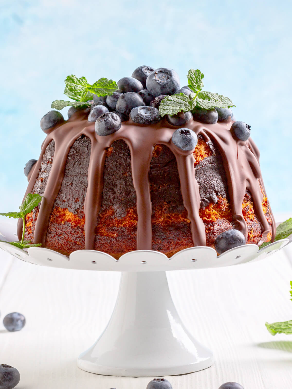 Marmorkuchen mit Schoko-Drip und Blaubeeren