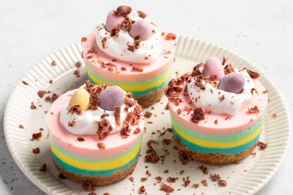 Mini-Oster-Cheesecakes (Ohne Backen) – Pastellfarben & Knusperboden