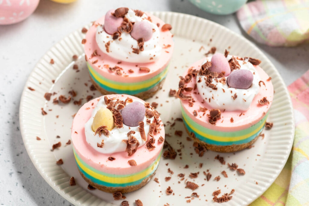 Mini-Oster-Cheesecakes (Ohne Backen) – Pastellfarben & Knusperboden
