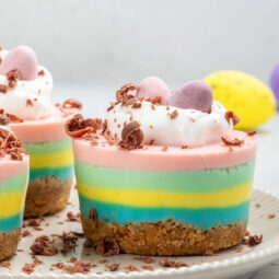 Mini-Oster-Cheesecakes (Ohne Backen) – Pastellfarben & Knusperboden