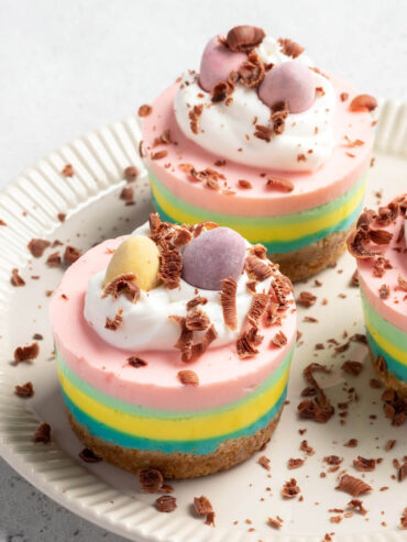 Mini-Oster-Cheesecakes (Ohne Backen) – Pastellfarben & Knusperboden