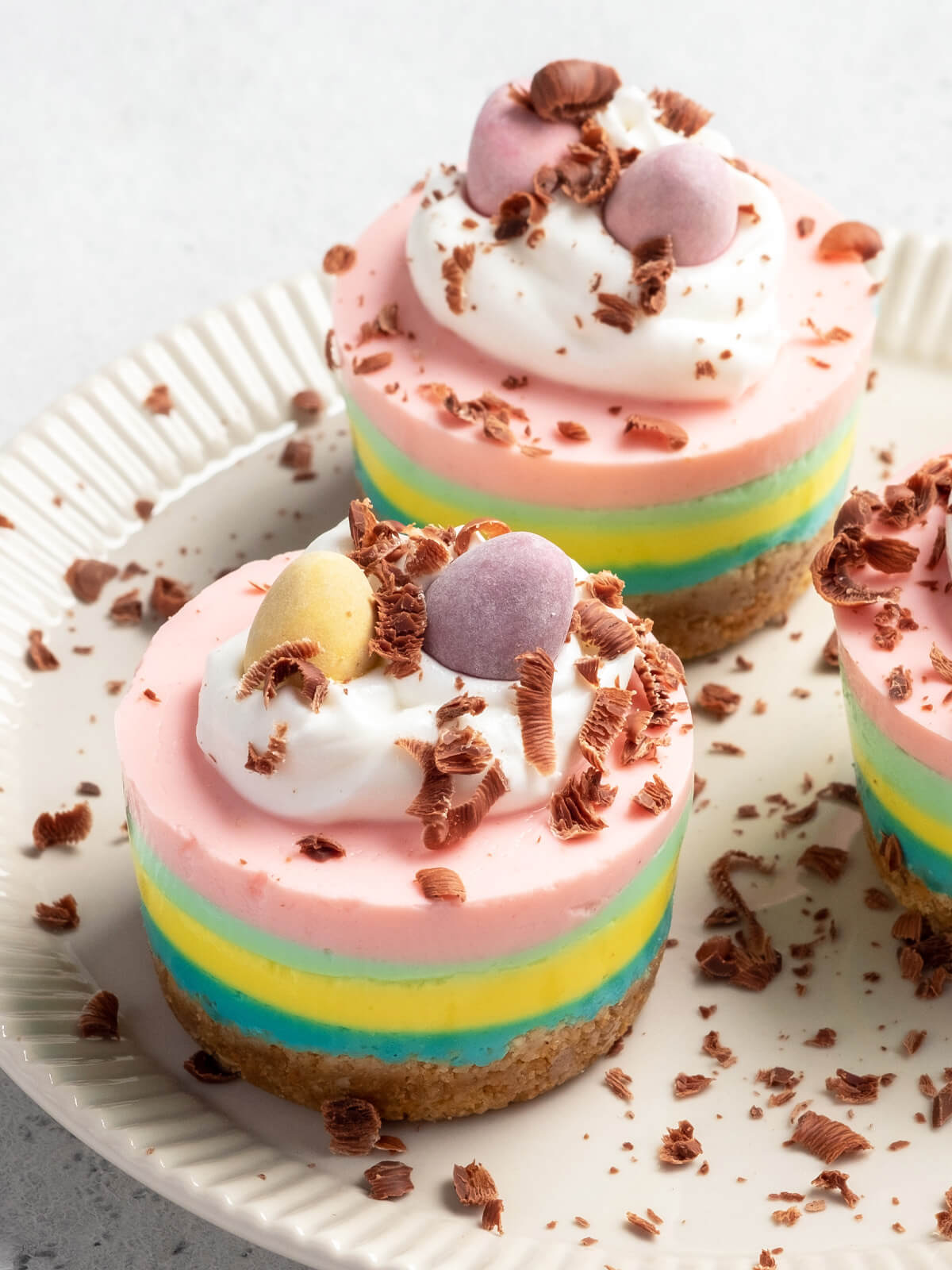 Mini-Oster-Cheesecakes (Ohne Backen) – Pastellfarben & Knusperboden