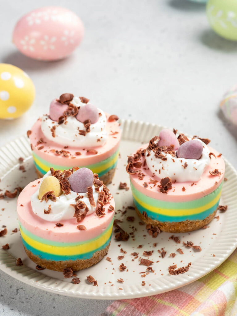 Mini-Oster-Cheesecakes (Ohne Backen) – Pastellfarben & Knusperboden