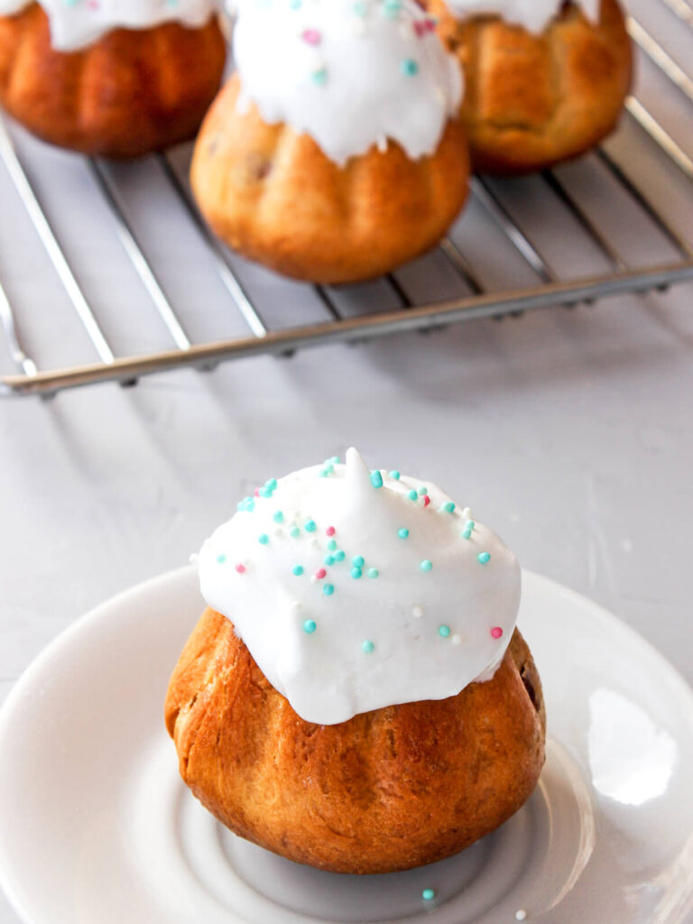 Mini-Osterkuchen mit Zuckerglasur – Kleine Kulitsch-Küchlein