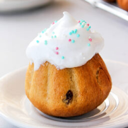 Mini-Osterkuchen mit Zuckerglasur – Kleine Kulitsch-Küchlein