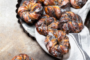 Mohnknoten mit Zuckerglasur – Gedrehte Hefebrötchen mit Mohnfüllung