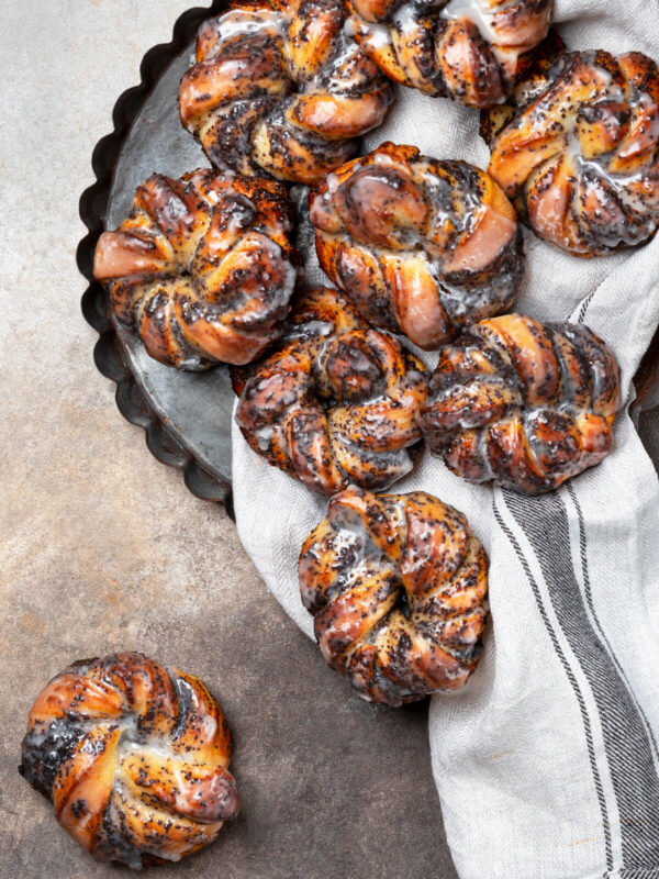 Mohnknoten mit Zuckerglasur – Gedrehte Hefebrötchen mit Mohnfüllung